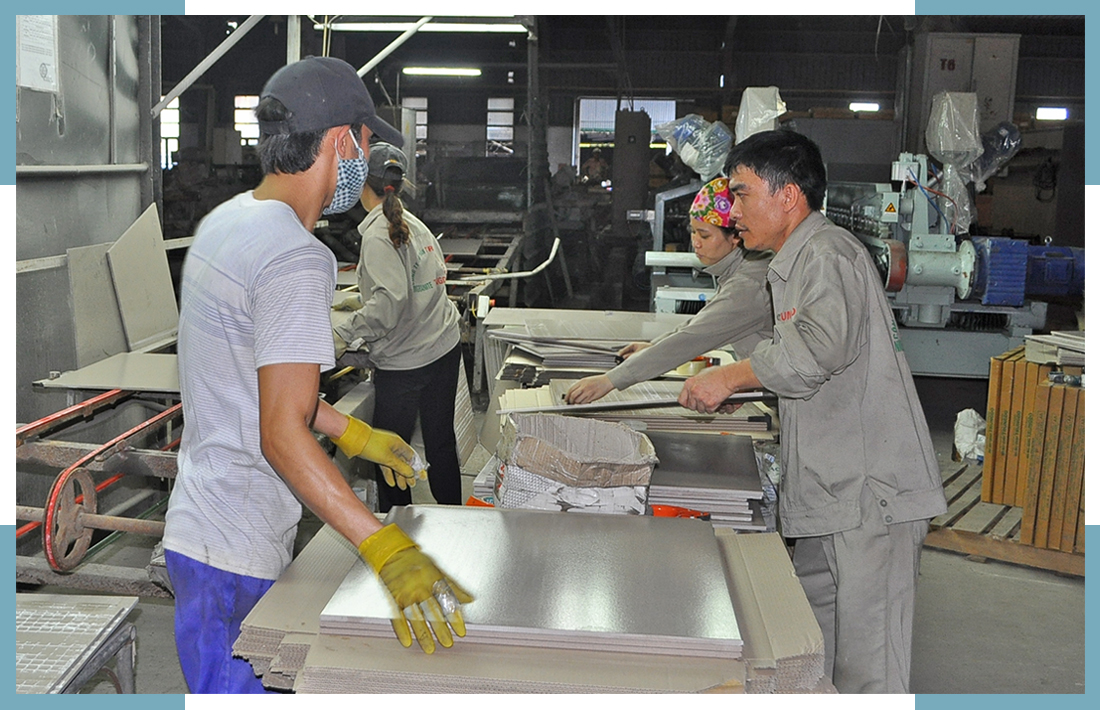 Công nhân kiểm tra, đóng gói gạch lát granite tại Nhà máy Trung Đô.