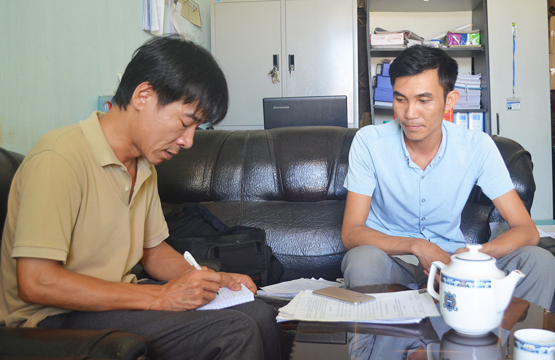 Anh Lữ Văn Lâm - cán bộ địa chính xã Châu Hội (Quỳ Châu) trao đổi với phóng viên. 