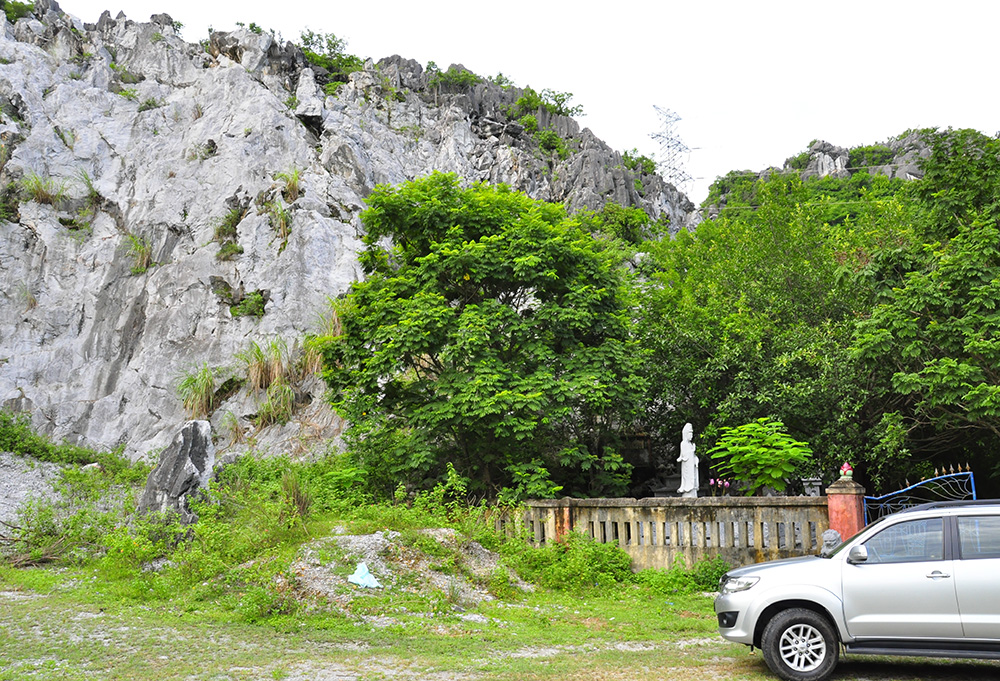 Khu vực núi đá cạnh Hang Hoả Tiễn từng bị khai thác nham nhở.