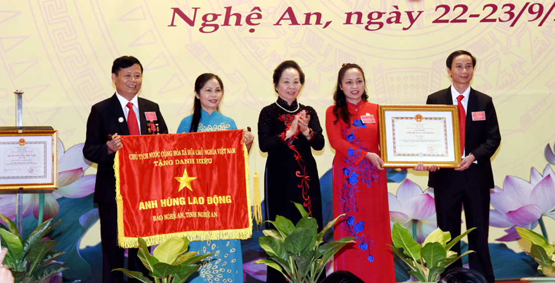 Báo Nghệ An đón nhận danh hiệu Anh hùng thời kỳ đổi mới, tháng 9/2015.