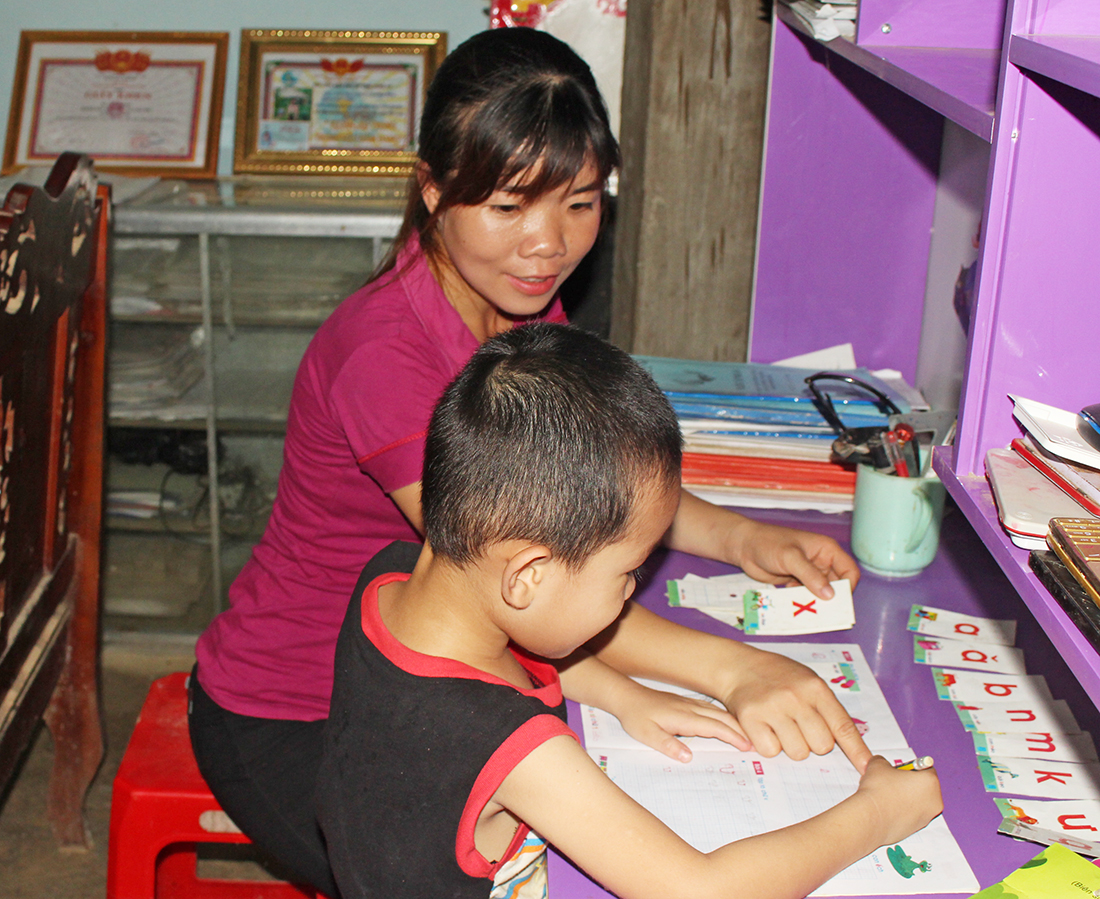 Ngoài thời gian dành cho việc bản, chị Lữ Thị Loan còn là một người vợ đảm và luôn là cô giáo của các con.