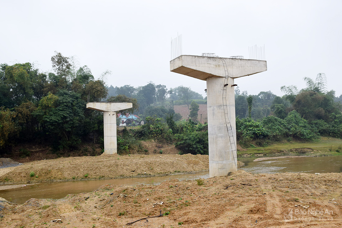 Cầu Khe Thần, xã Tiên Kỳ, huyện Tân Kỳ thi công dở dang từ nhiều năm nay, do thiếu vốn. 