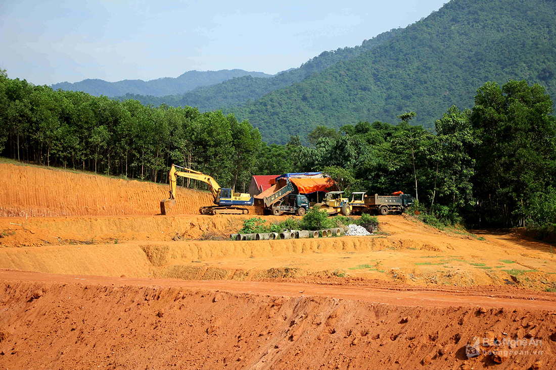 Dự án Bãi xử lý rác thải huyện Quế Phong chỉ mới triển khai thi công các hạng mục san nền, đường đê ngăn nội bộ và các hố chôn lấp.
