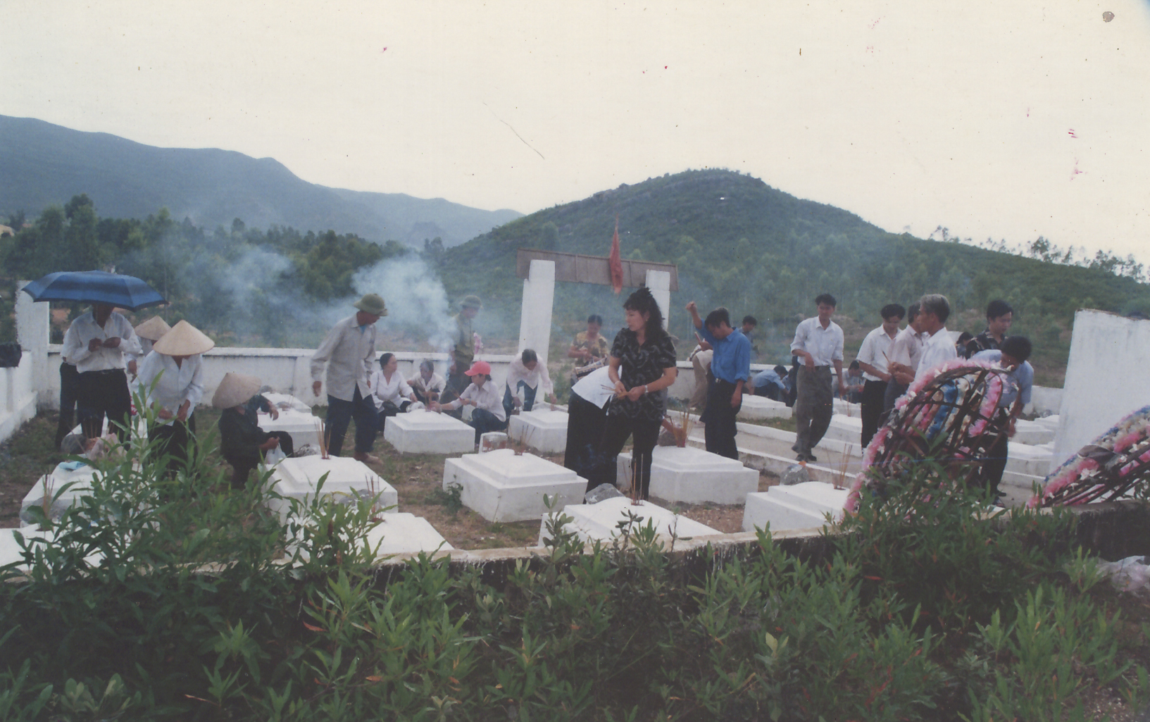 Nghĩa trang của 33 chiến sỹ TNXP hy sinh tại Hoàng Mai. Ảnh chụp năm 2002. Tác giả: Thanh Yên