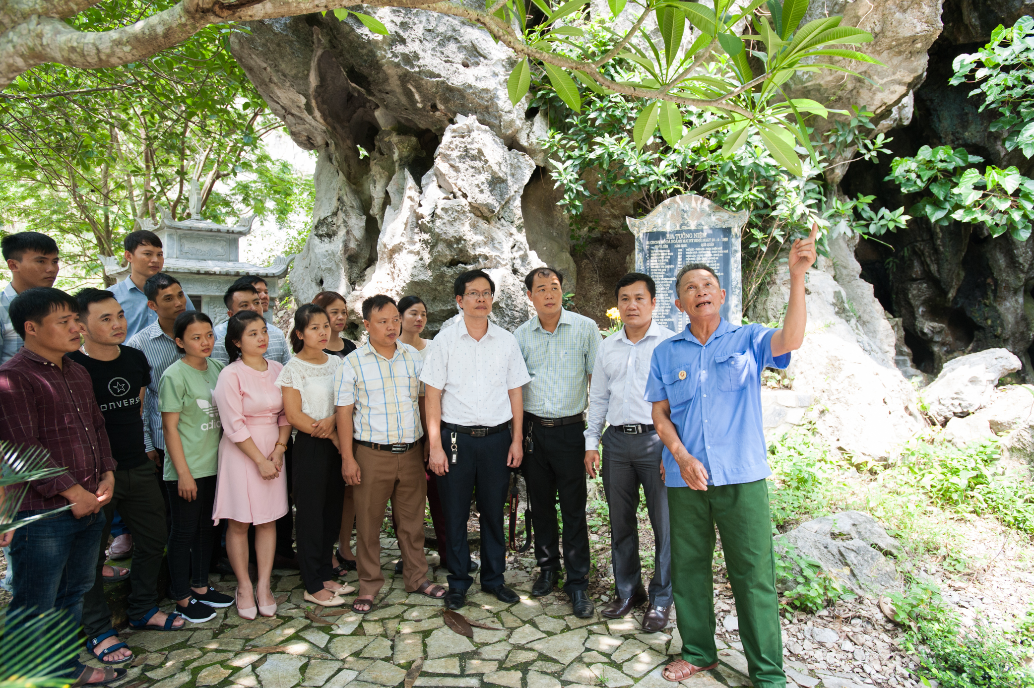 Các học viên Lớp Đối tượng Đảng tham quan và học tập tại Hang Hoả Tiễn.