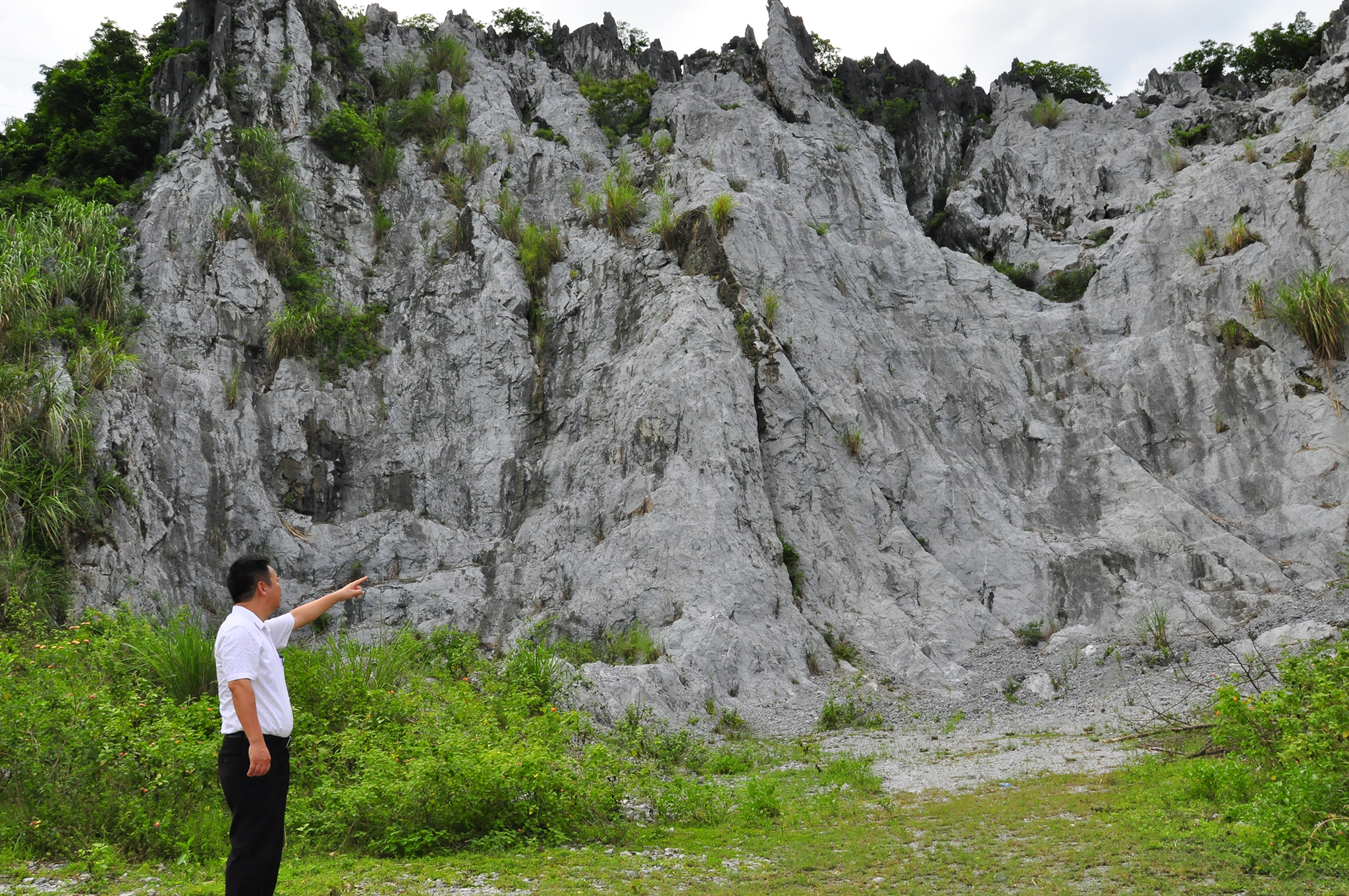 Khu vực núi đá quanh di tích Hang Hoả Tiễn bị khai thác nham nhở.