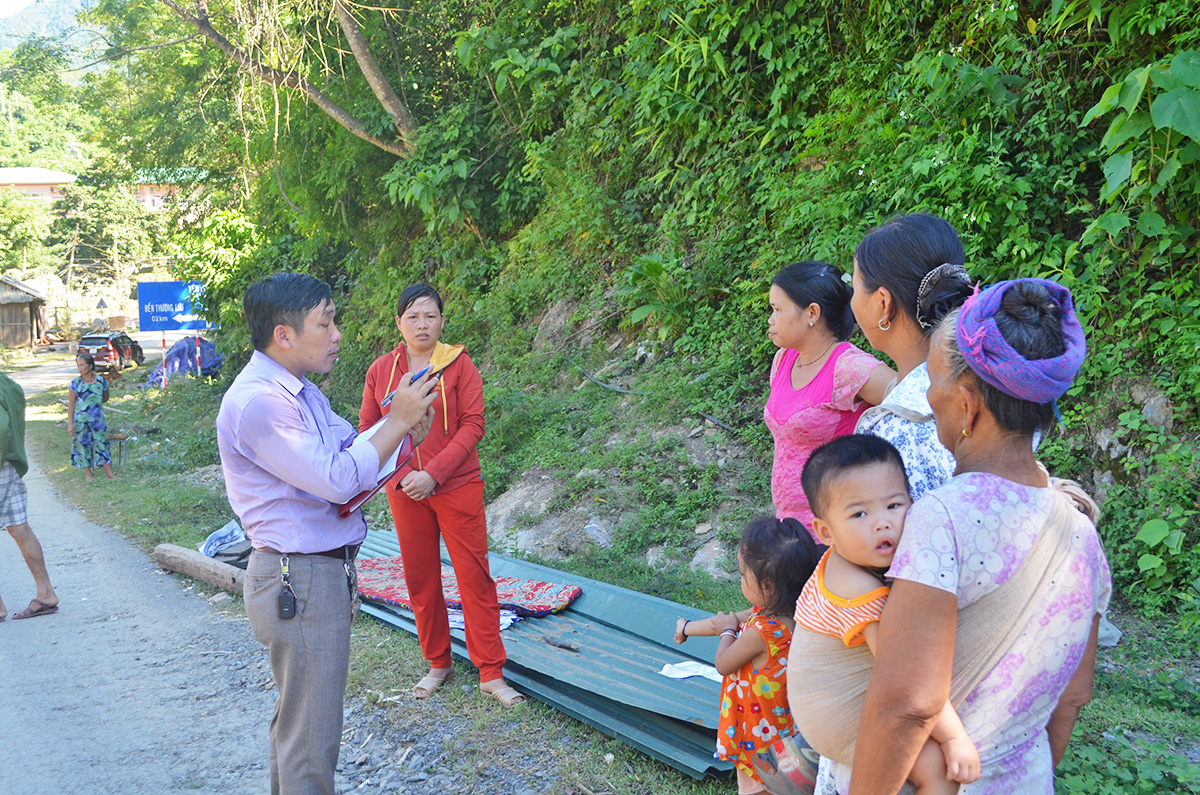 Cán bộ UBND huyện Tương Dương xuống bản để nắm bắt tình hình thiệt hại của người dân sau đợt lũ lụt cuối tháng 8.