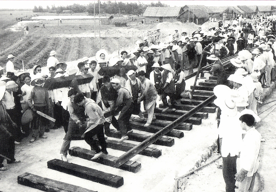 Ngành đường sắt đặt đoạn ray tới Ga Vinh ngày 25-4-1964