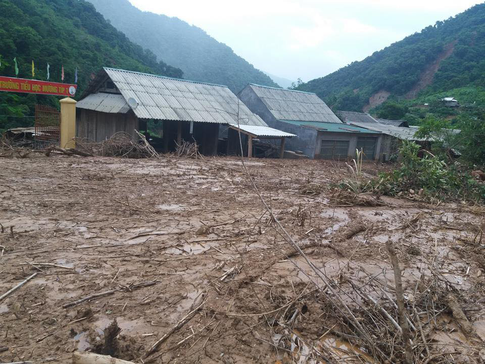 Trường Tiểu học Mường Típ ngập bùn đất sau lũ.