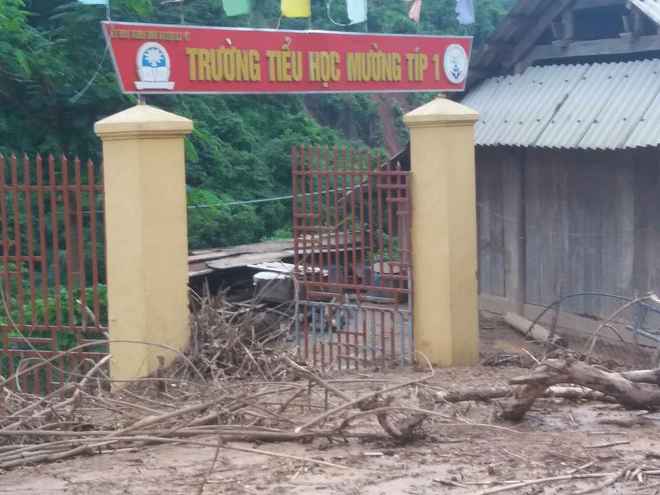 Vào ngày tựu trường, cổng Trường Tiểu học Mường Típ 1 chất đầy đất đá sạt lở.