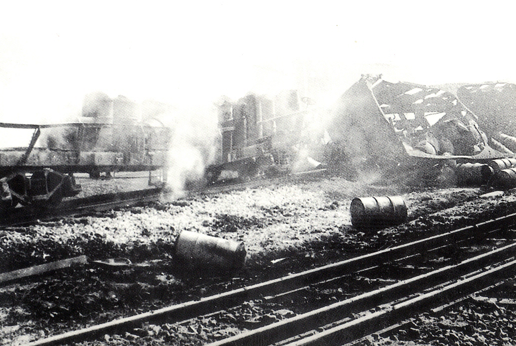 Tuyến đường sắt bị bom Mỹ tàn phá