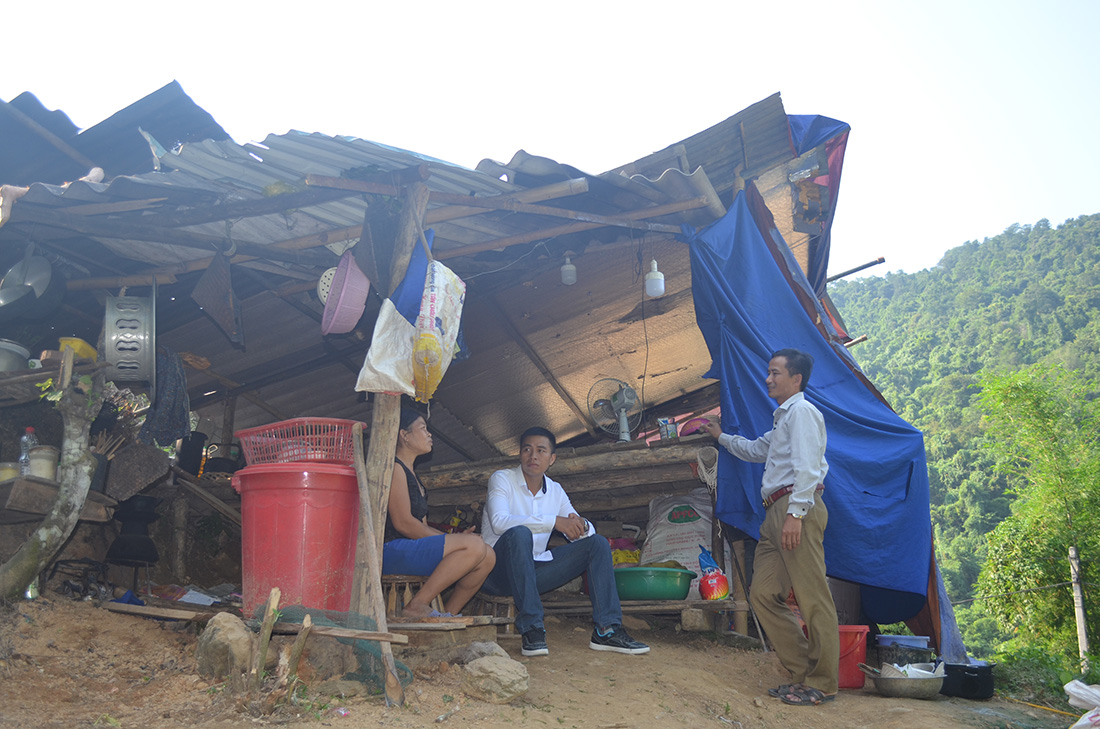 Cán bộ huyện Tương Dương và xã Lượng Minh đến thăm nhà của hộ gia đình chị Vi Thị Hải.