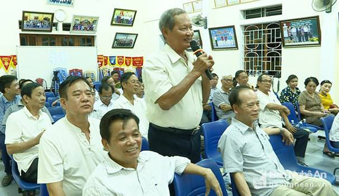 Đảng viên tham gia ý kiến tại sinh hoạt chi bộ Khối Trung Yên, phường Hưng Dũng, TP Vinh. Ảnh tư liệu