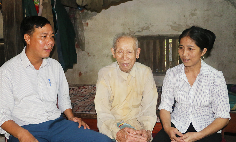 Cụ Phan Bình (93 tuổi) gần 70 năm tuổi Đảng ở xóm 4, xã Hưng Lợi (Hưng Nguyên) trao đổi về việc tham gia sinh hoạt Đảng.