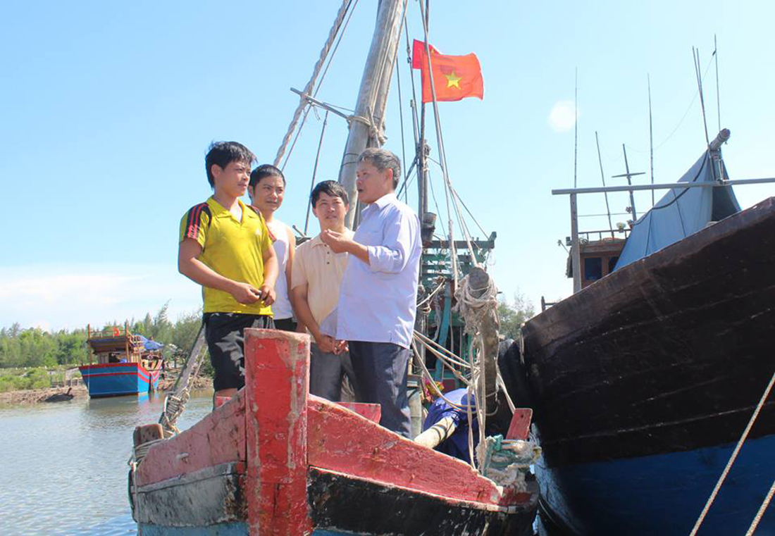 Các đảng viên ở xã Sơn Hải (Quỳnh Lưu) tuyên truyền pháp luật cho thuyền viên trước khi ra khơi.