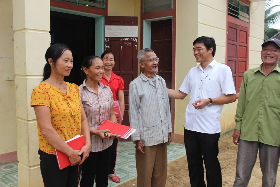 Đồng chí Lang Văn Xuân - Ủy viên BTV, Trưởng ban Tổ chức Huyện ủy Quỳ Châu trao đổi với các đảng viên chi bộ bản Hội 1.