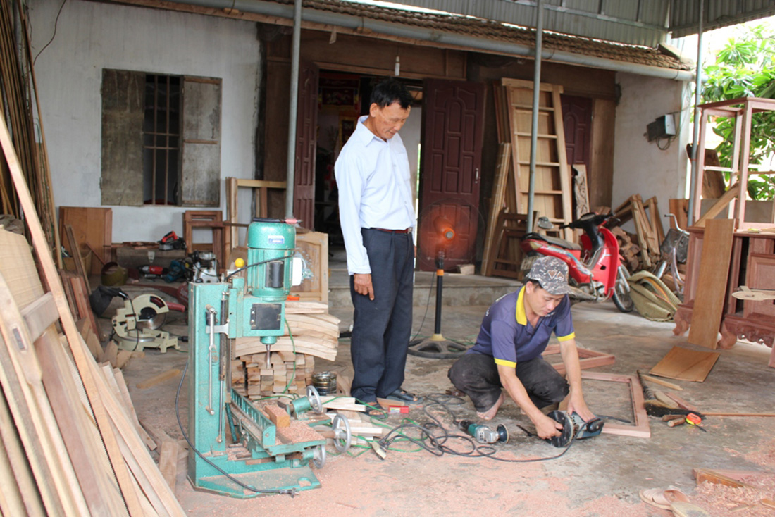 Ông Phạm Tri Phương - Bí thư chi bộ xóm 8, xã Quỳnh Hưng (Quỳnh Lưu) thường xuyên quan tâm tới phát triển kinh tế của người dân. 