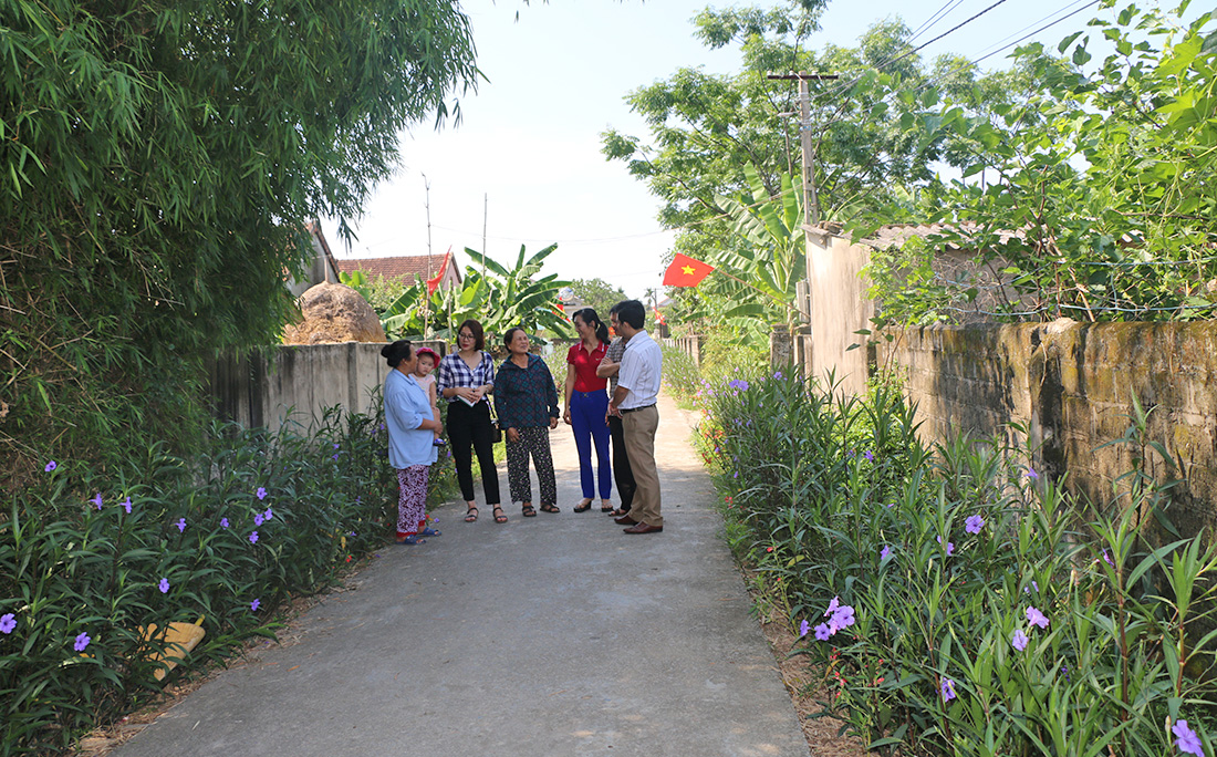 Những con đường hoa ở xóm 4, xã Nam Lĩnh, huyện Nam Đàn đã và đang được hình thành nhờ sự tiên phong của cán bộ, đảng viên.