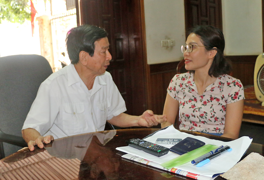Ông Phan Sỹ Lý, 60 năm tuổi đảng, ở chi bộ khối 22 phường Hưng Bình (TP. Vinh) trao đổi với phóng viên.