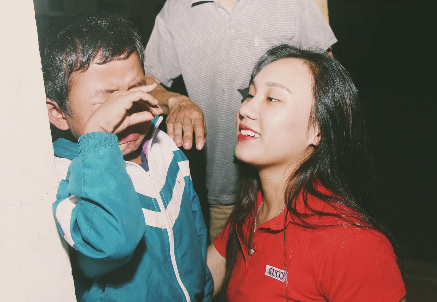 Cô giáo Lương Thị Vân dỗ dành em học sinh khóc òa vì đang bị ốm.