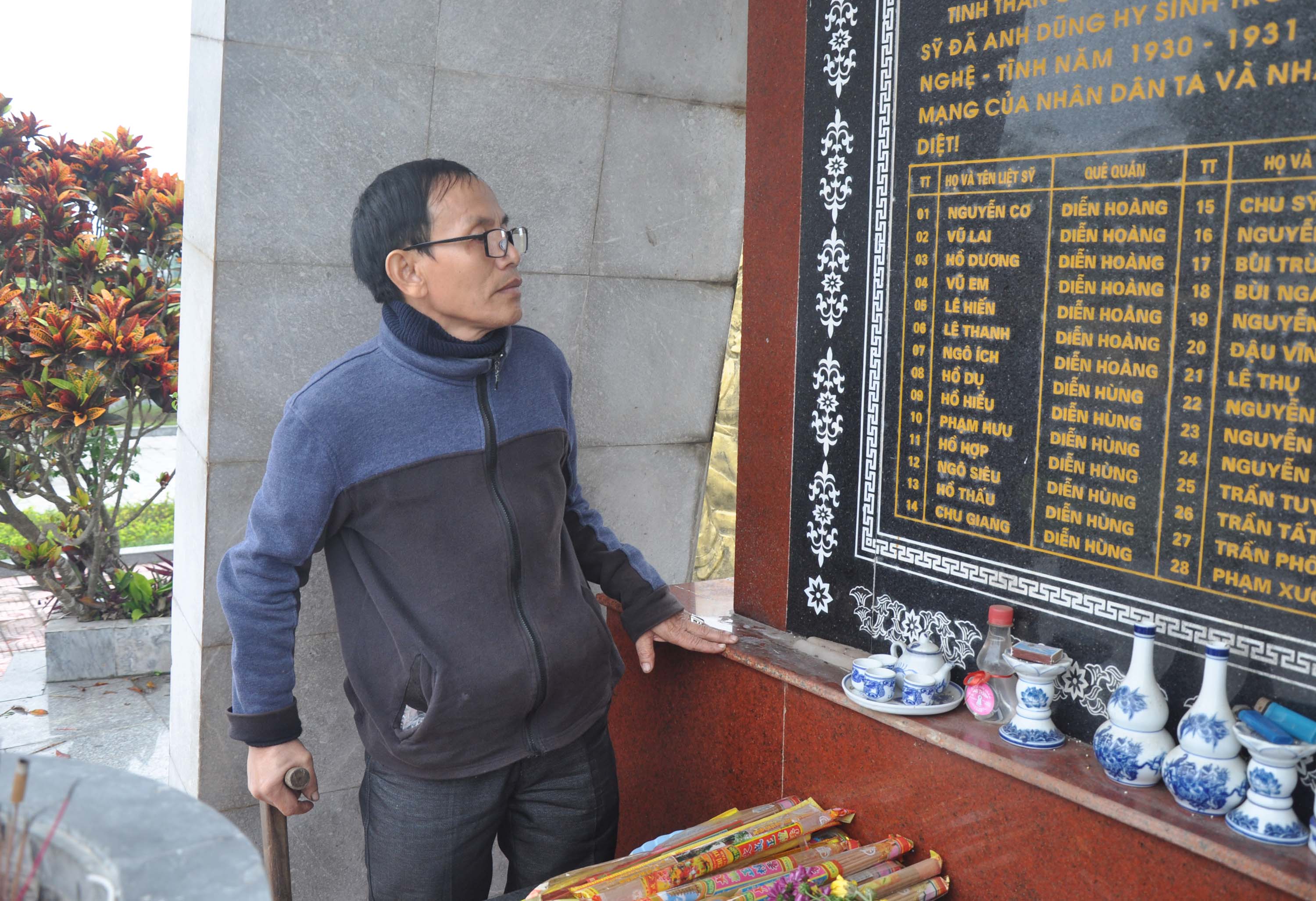 Thương binh Nguyễn Đình Lợi trước tượng đài liệt sỹ Xô viết Nghệ Tĩnh ở huyện Diễn Châu