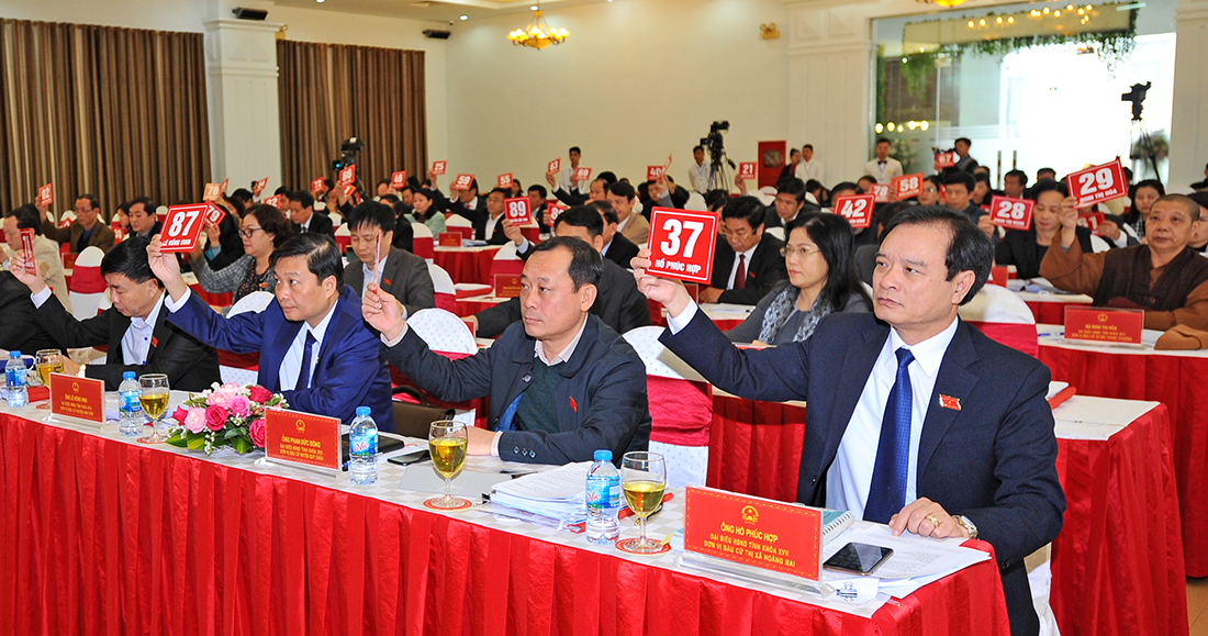 Các đại biểu HĐND tỉnh biểu quyết thông qua Nghị quyết tại kỳ họp. 