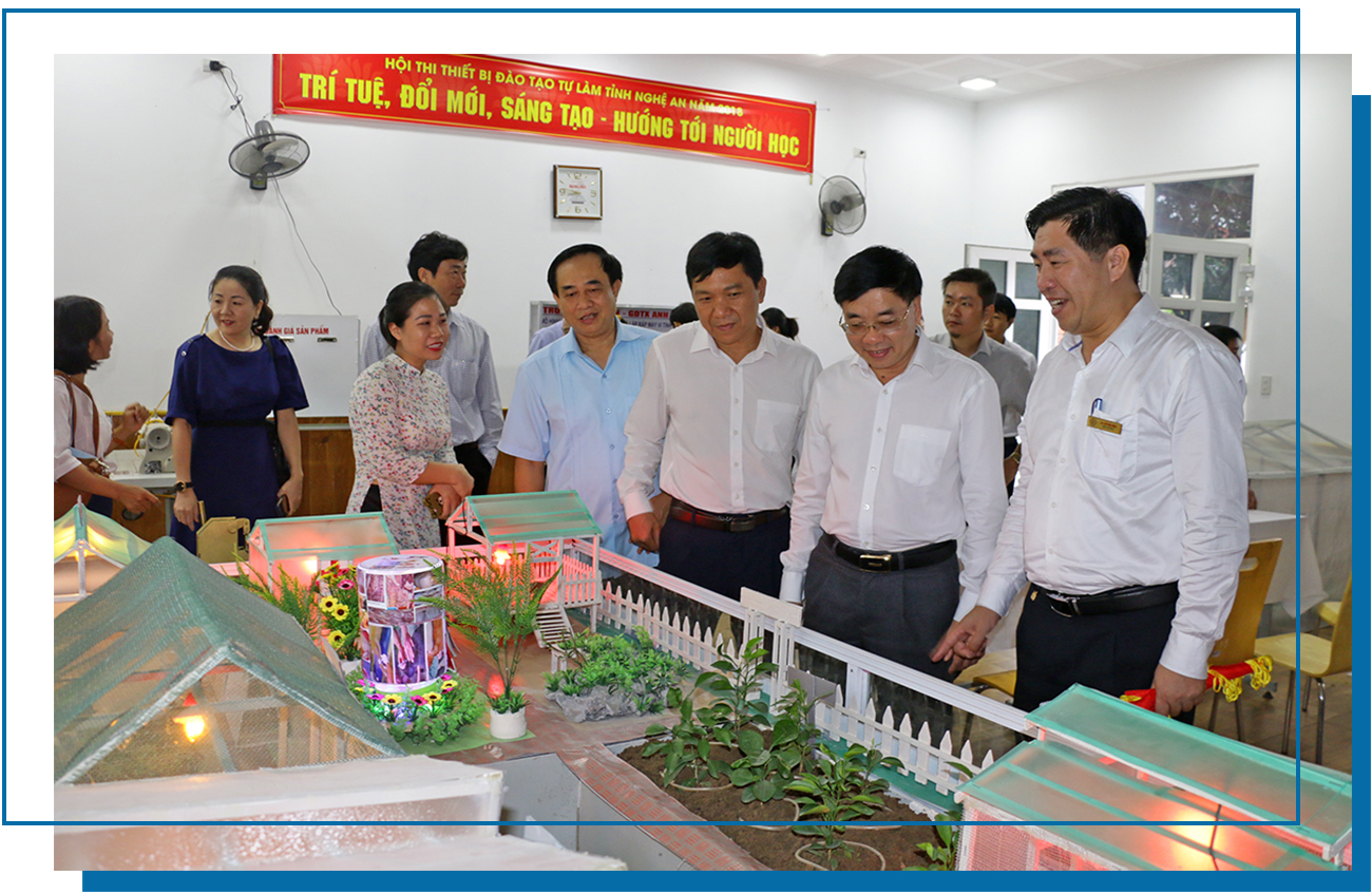 Lãnh đạo tỉnh và các ngành tham quan các mô hình tại hội thi thiết bị đào tạo tự làm tỉnh Nghệ An năm 2018.