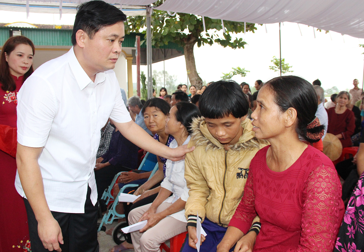 Chủ tịch UBND tỉnh Thái Thanh Quý thăm hỏi bà con xã Vân Diên, huyện Nam Đàn.