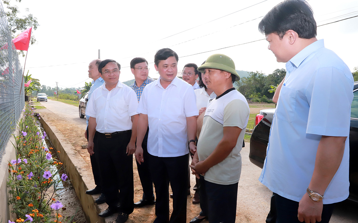 Chủ tịch UBND tỉnh Thái Thanh Quý trao thăm mô hình làm vườn mẫu của gia đình anh Đặng Đình Sơn, xóm 1, xã Trung Sơn, huyện Đô Lương.
