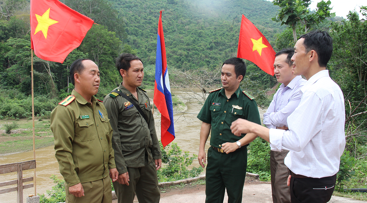 Cán bộ Đồn Biên phòng Mỹ Lý trao đổi với người dân bản biên giới Phà Chiếng và cán bộ công an biên phòng nước bạn Lào về tuần tra bảo vệ cột mốc đường biên.
