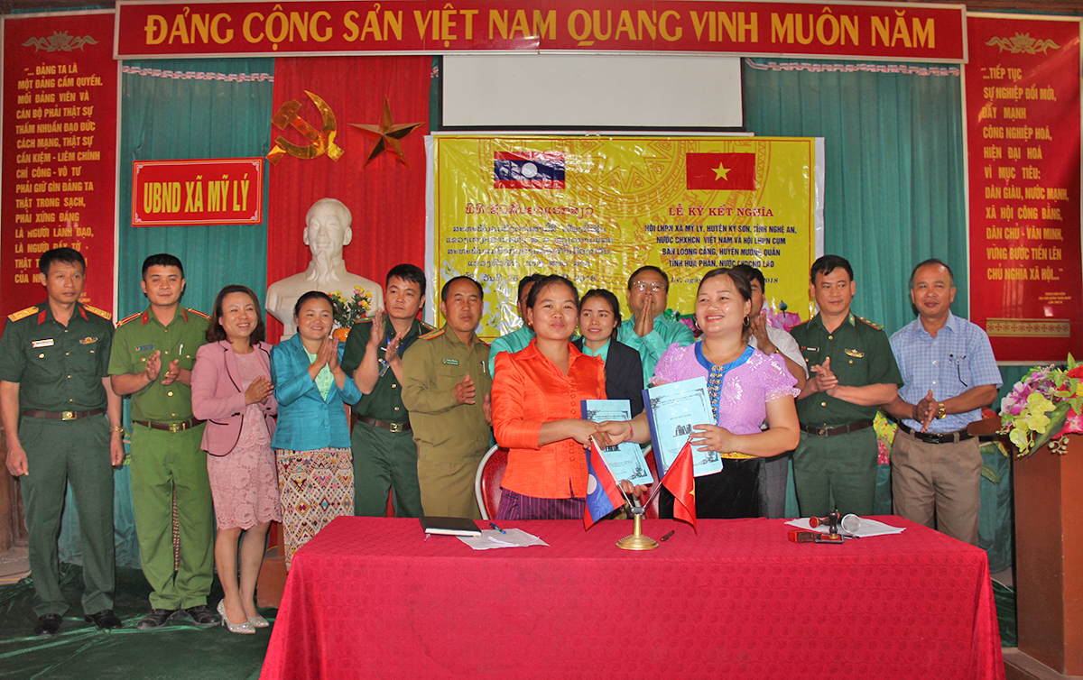 Hội Phụ nữ xã Mỹ Lý và Hội Phụ nữ cụm bản Loong Cắng,  huyện Mường Quắn tỉnh HỦa Phăn nước bạn Lào tổ chức ký kết nghĩa.
