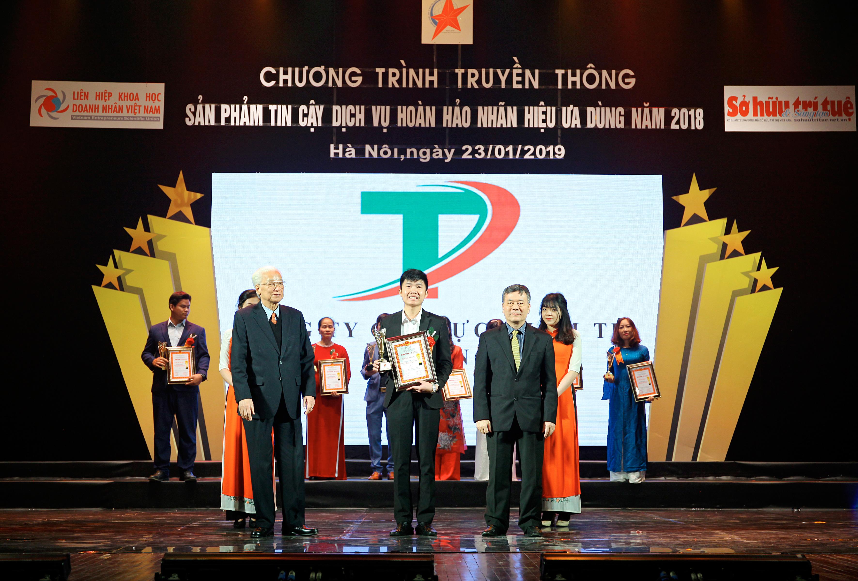 Công ty CP Thực phẩm Tứ Phương nhận giải thưởng “Sản phẩm tin cậy, dịch vụ hoàn hảo, dịch vụ ưa dùng năm 2018” do Hội Sở hữu trí tuệ Việt Nam-Tạp chí Sở hữu trí tuệ và sáng tạo bình chọn.