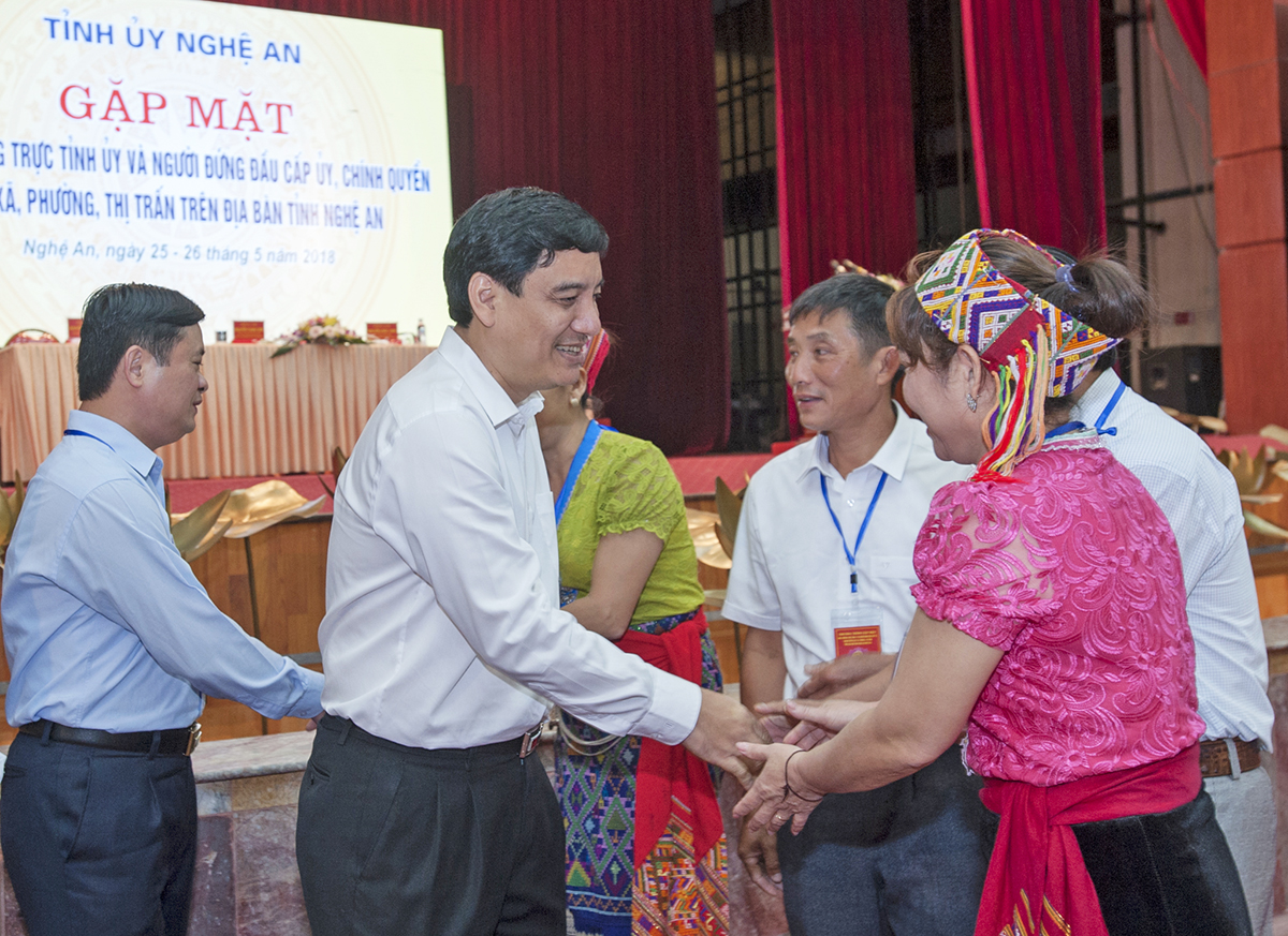 Bí thư Tỉnh ủy Nguyễn Đắc Vinh gặp gỡ, trao đổi với các đại biểu tham dự Chương trình gặp mặt người đứng đầu cấp ủy, chính quyền cấp xã trong tỉnh.