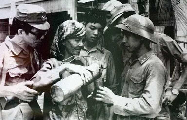 Rất nhiều lính tình nguyện Việt Nam đã trở thành con nuôi, em nuôi trong các gia đình Campuchia. Ảnh: Tư liệu