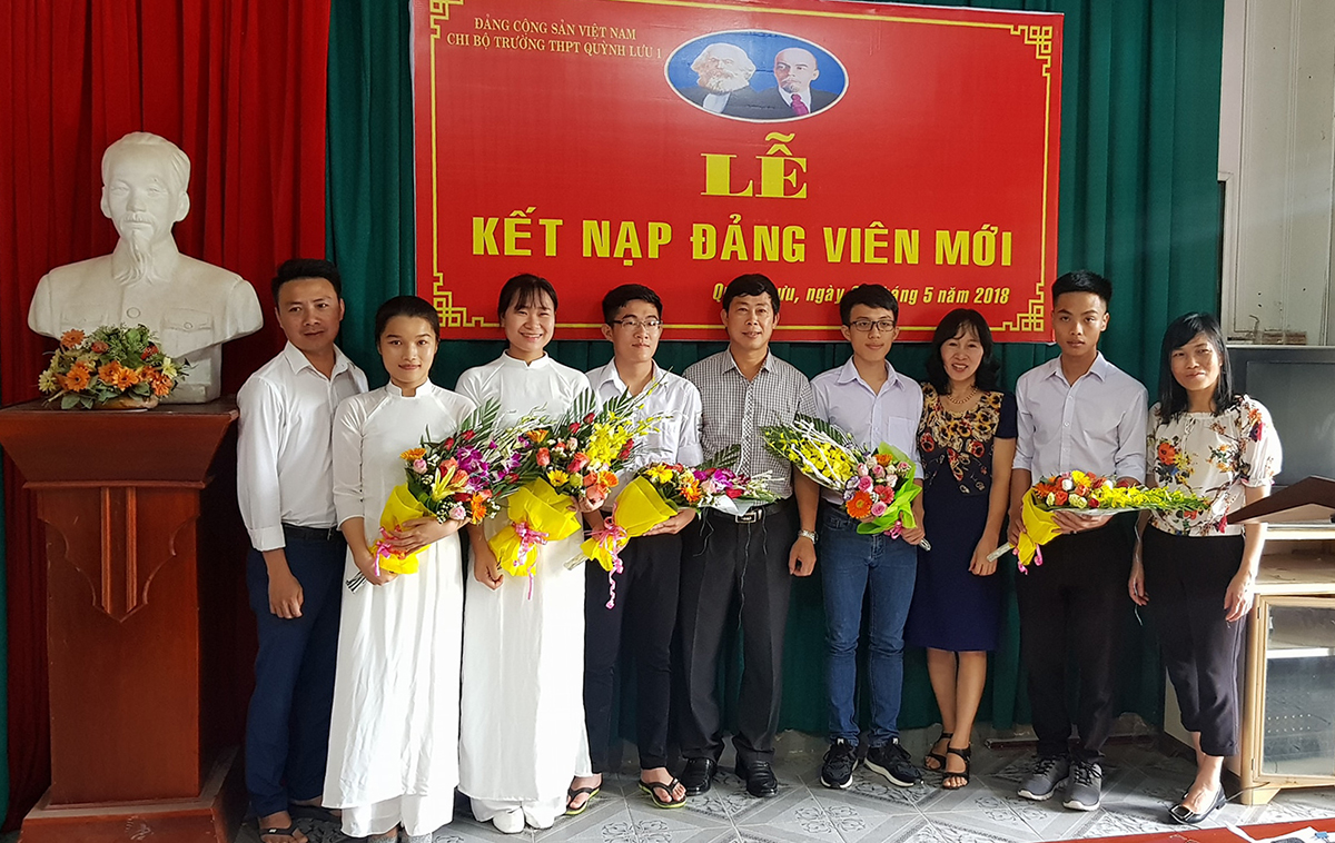 Trường THPT Quỳnh Lưu 1 kết nạp đảng viên mới cho các đoàn viên ưu tú.