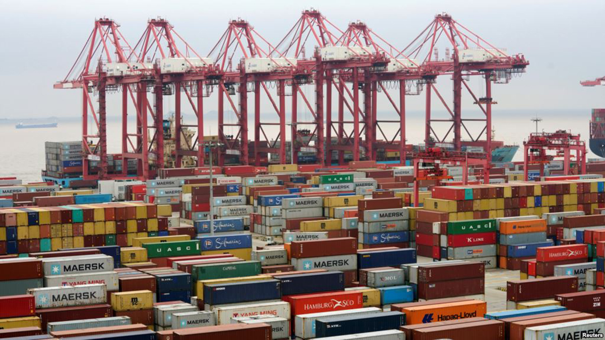 Container chất tại cảng nước sâu Dương Sơn ở Thượng Hải, Trung Quốc.