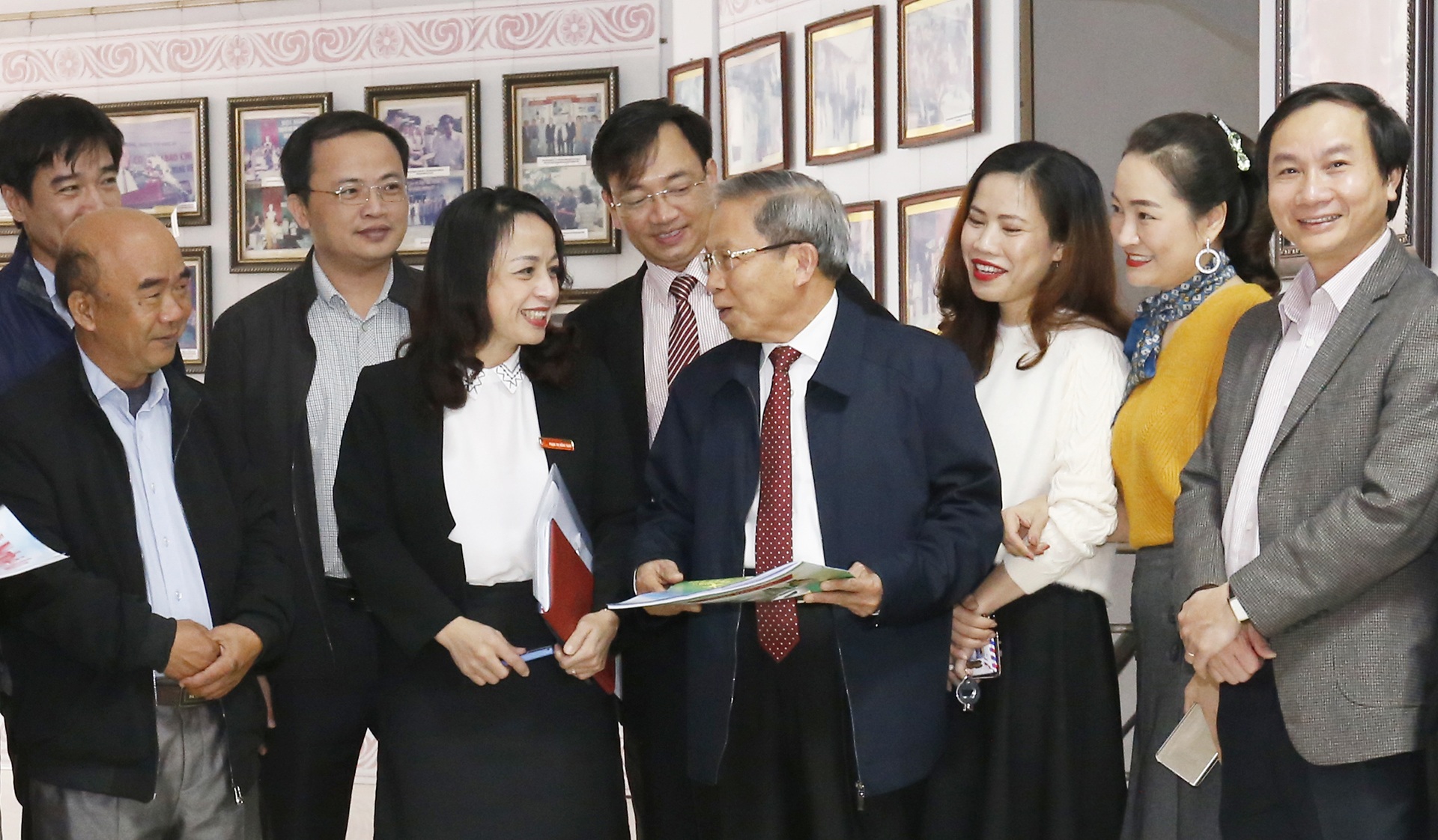 Tổng Biên tập Báo Nghệ An Phạm Thị Hồng Toan trao đổi với cộng tác viên tại Hội nghị cộng tác viên năm 2018.