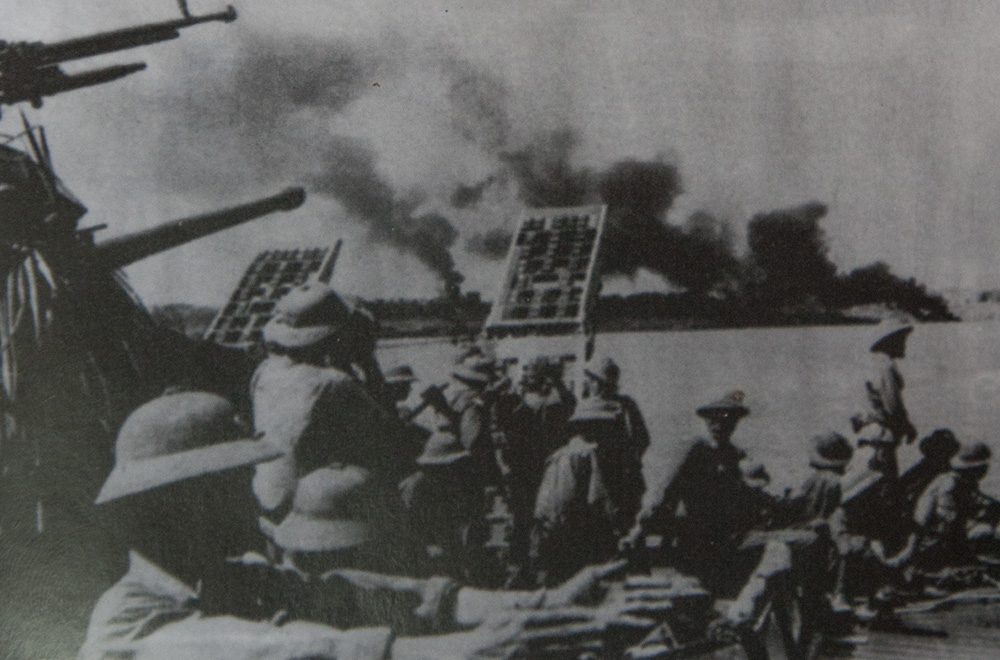 Quân Việt Nam vượt sông Mê-Kông giải phóng thị xã Công-Pông-Chàm (1979). Ảnh: Tư liệu