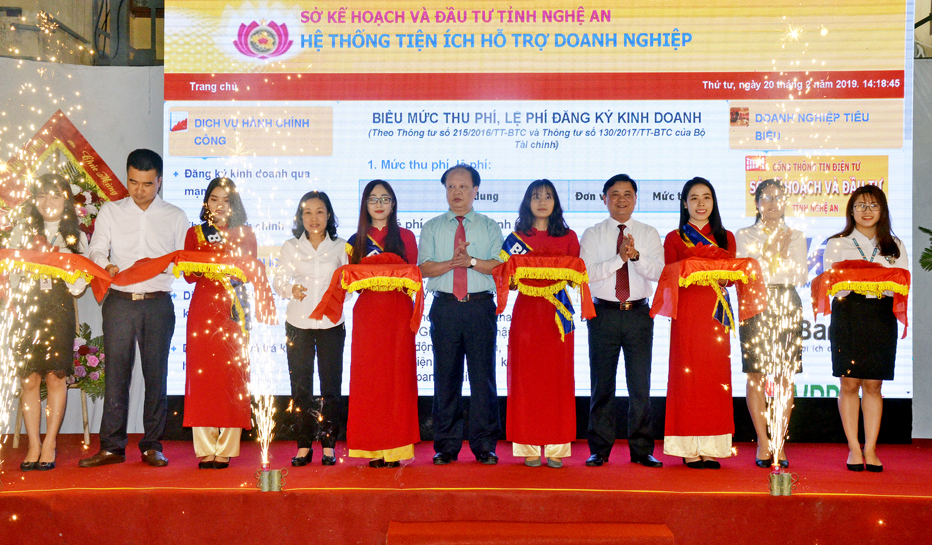 Chủ tịch UBND tỉnh Thái Thanh Quý cùng các đại biểu cắt băng khai trương Cổng thông tin điện tử Hỗ trợ doanh nghiệp.