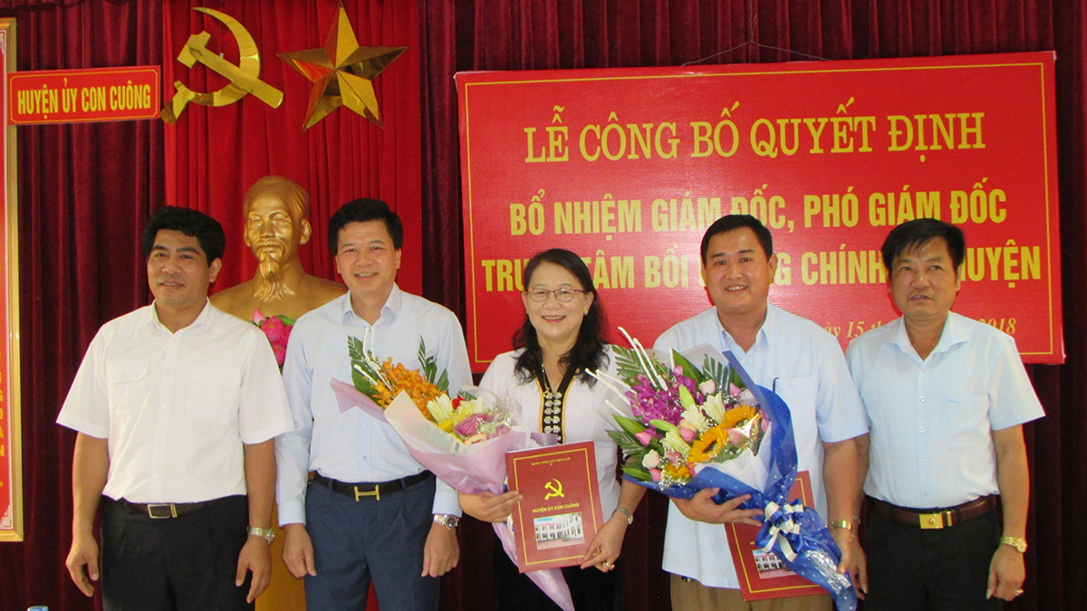 Công bố quyết định Trưởng ban Tuyên giáo đồng thời là Giám đốc Trung tâm Bồi dưỡng Chính trị huyện Con Cuông. 