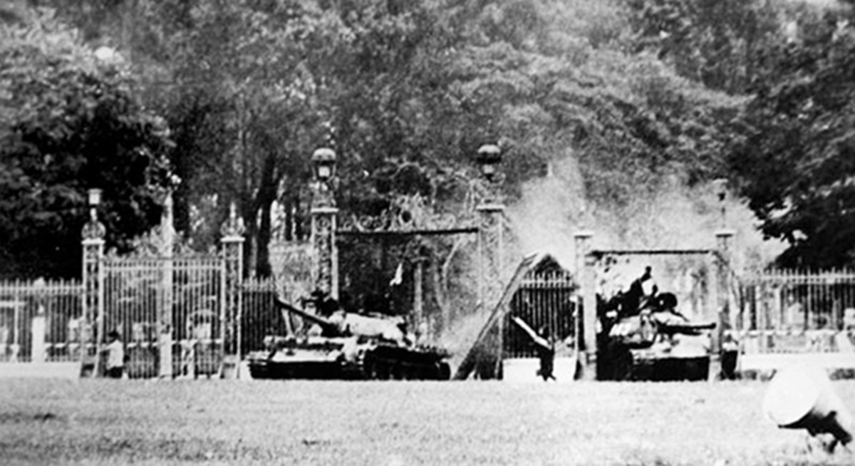 Khoảnh khắc xe tăng bộ đội Việt Nam húc đổ cổng Dinh Độc Lập, ngày 30/4/1975.