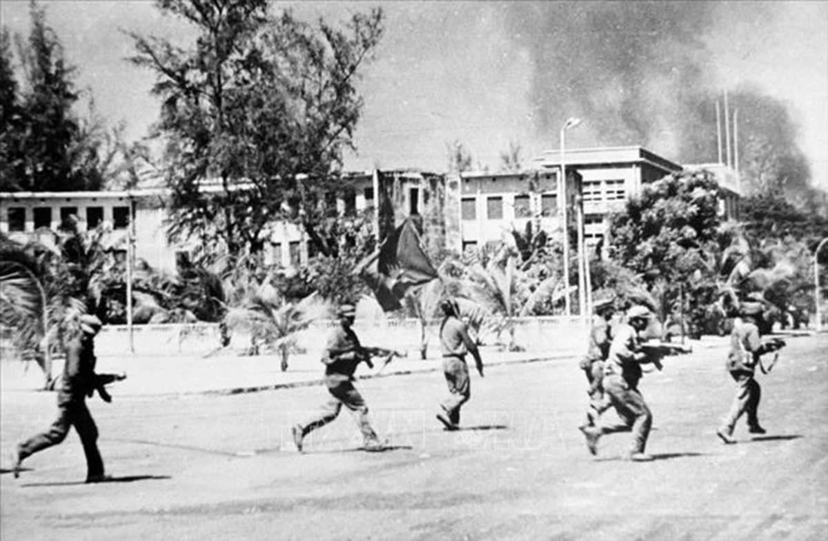 Quân tình nguyện Việt Nam cùng lực lượng vũ trang cách mạng Campuchia tiến vào giải phóng Thủ đô Phnom Penh, trưa 7/1/1979.