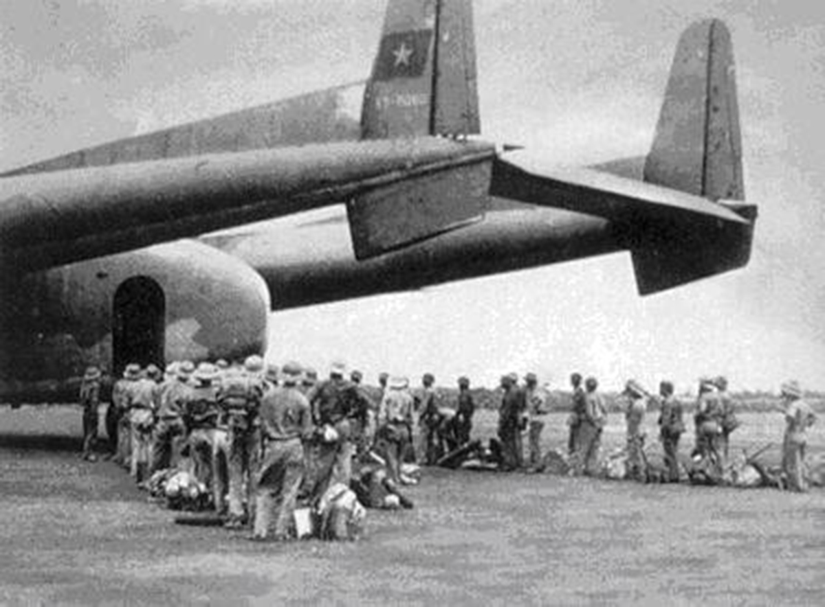 Bộ đội Việt Nam ở Campuchia chờ lên máy bay về nước chi viện cho biên giới phía Bắc.