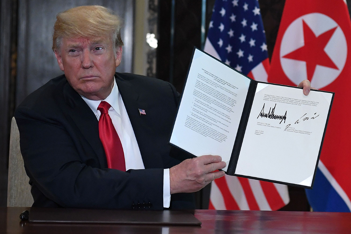 Tổng thống Mỹ Donald Trump với bản tài liệu có chữ ký của ông và nhà lãnh đạo Triều Tiên Kim Jong-un sau hội nghị thượng đỉnh lịch sử Mỹ - Triều Tiên.