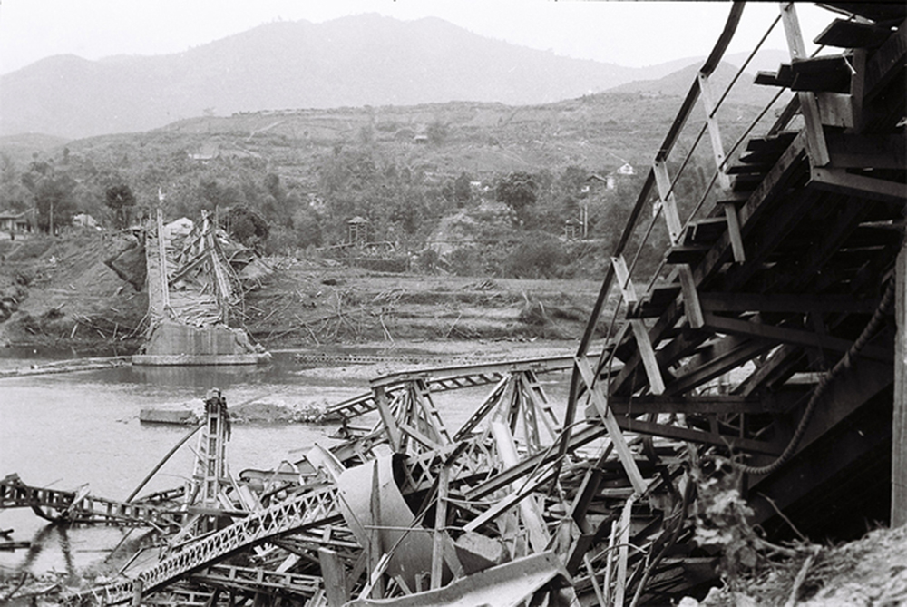 Cầu sông Bằng (Cao Bằng) bị quân Trung Quốc đánh sập.