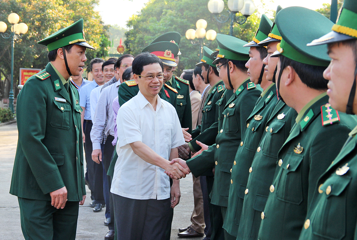 Đồng chí Nguyễn Xuân Sơn - Phó Bí thư Thường trực Tỉnh ủy, Chủ tịch HĐND tỉnh thăm Đồn Biên phòng Hạnh Dịch (Quế Phong). 