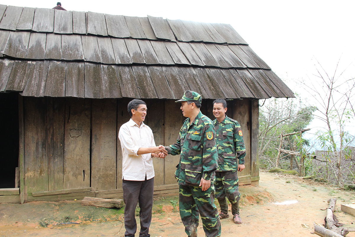 Bộ đội Đồn Biên phòng Nhôn Mai trao đổi với cán bộ thôn bản.