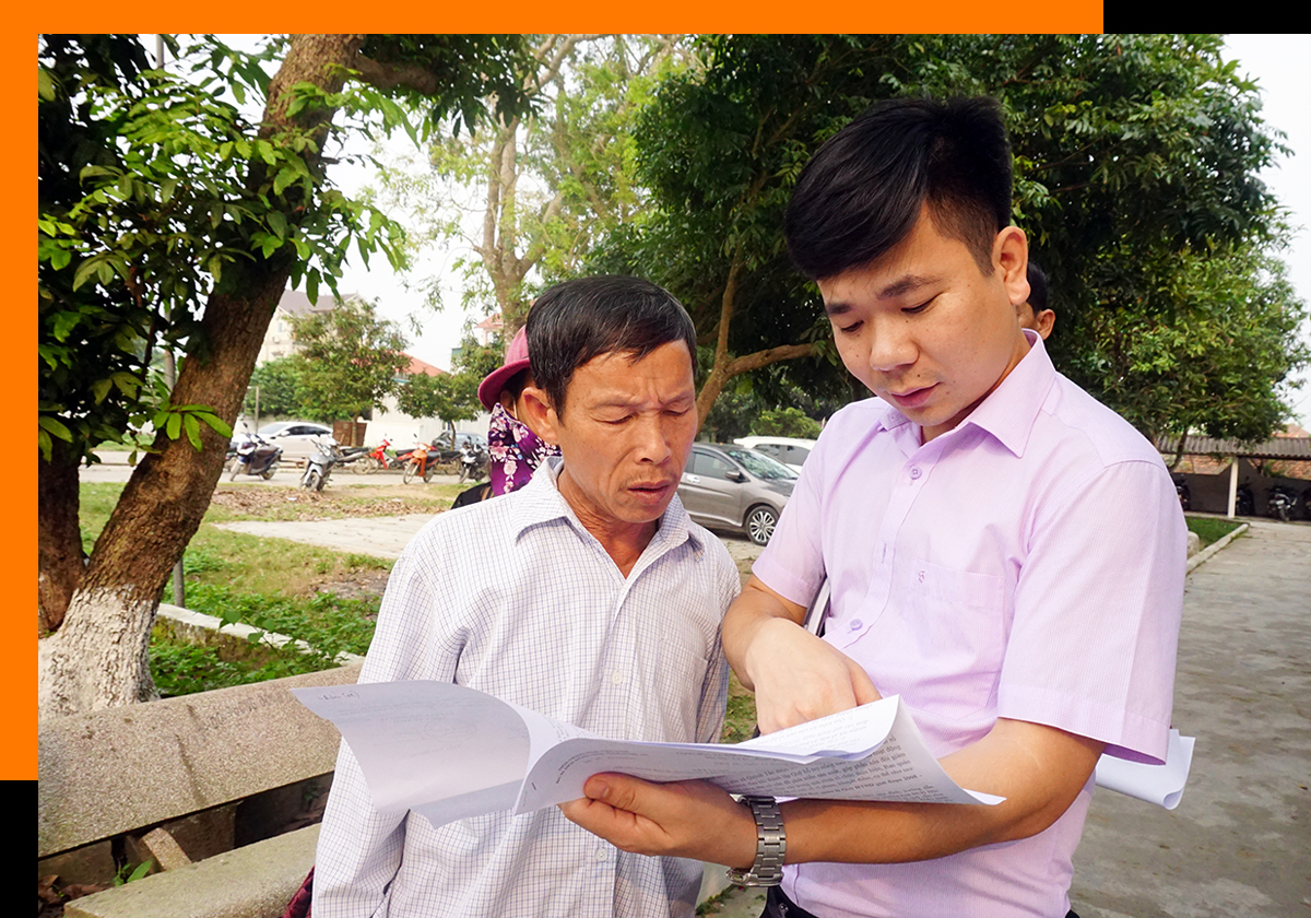 Phóng viên Báo Nghệ An trao đổi với một người dân xã Quỳnh Tân (Quỳnh Lưu).