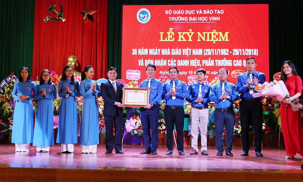 Đoàn trường Đại học Vinh đón nhận Huân chương Lao động hạng Ba, tháng 11/2018.
