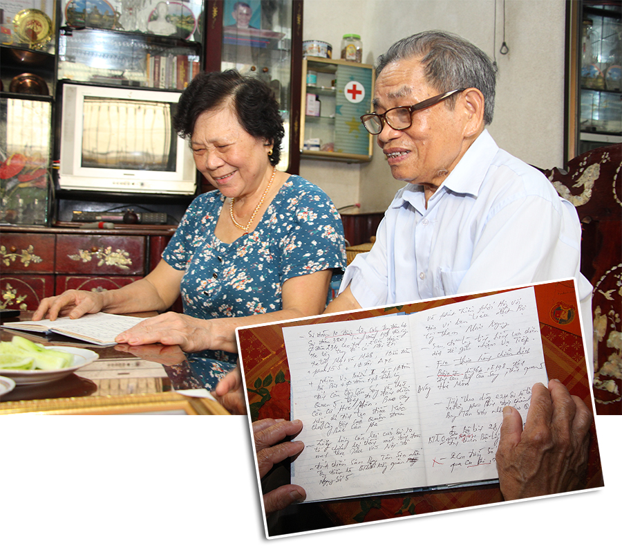 Đại tá Nguyễn Đình Kiệp cùng vợ lần dở những trang nhật ký về Tây Nguyên.